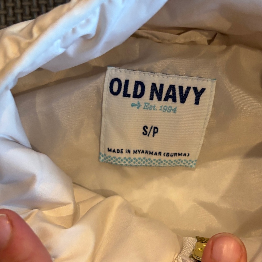 Old Navy Women's Quilted Cream Vest - Picture 2 of 8